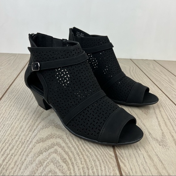Easy Street Carrigan Perforated/Laser Cut Out Sandals 9.5Narrow Black $65 - Picture 1 of 11